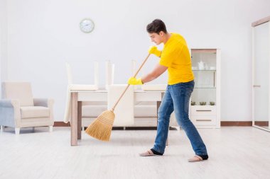 Genç adam evde iş yapıyor.