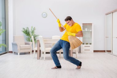 Genç adam evde iş yapıyor.