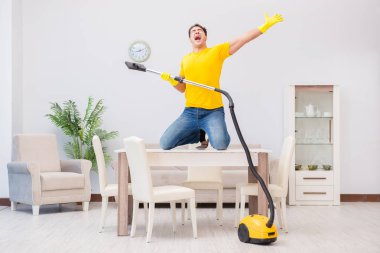 Genç adam evde iş yapıyor.