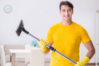 Genç adam evde iş yapıyor.