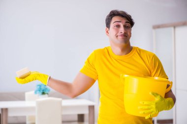 Genç adam evde iş yapıyor.