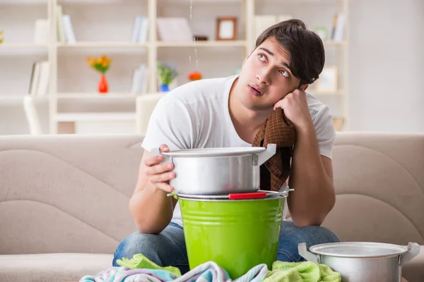 Man thuis omgaan met buurman overstroming lek — Stockfoto