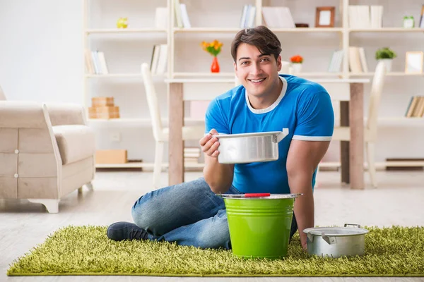 Man thuis omgaan met buurman overstroming lek — Stockfoto