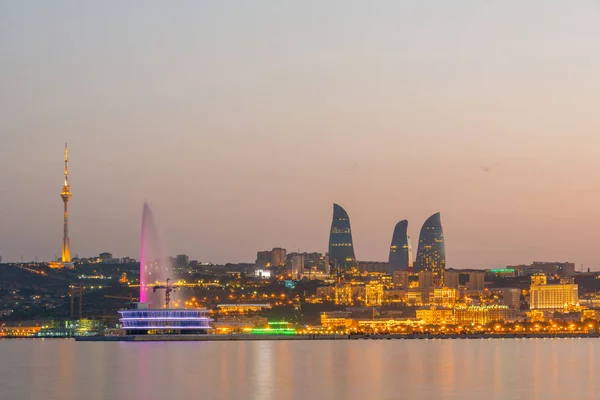 Vista noturna de Baku Azerbaijão durante o pôr do sol — Fotografia de Stock