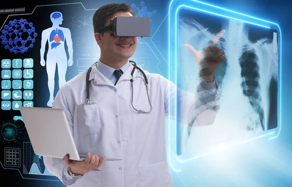 Doktor Röntgen görüntüleri sanal gerçeklik gözlük kullanarak incelenmesi — Stok fotoğraf