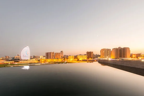 Нічний погляд Азербайджану Баку під час заходу сонця — стокове фото
