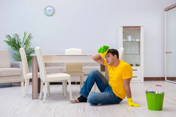 Jeune homme faisant des tâches ménagères à la maison — Photo