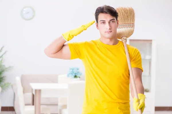 Νεαρός άνδρας που κάνει δουλειές στο σπίτι — Φωτογραφία Αρχείου
