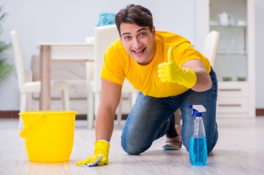 Genç adam evde iş yapıyor.