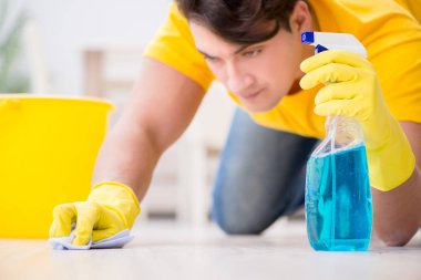 Genç adam evde iş yapıyor.