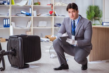 Görevdeki suç soruşturması sırasında genç adam