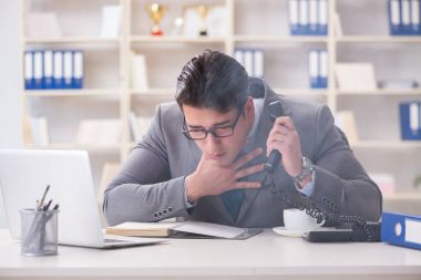 Ofisteki yangın alarmı sırasında iş adamı.