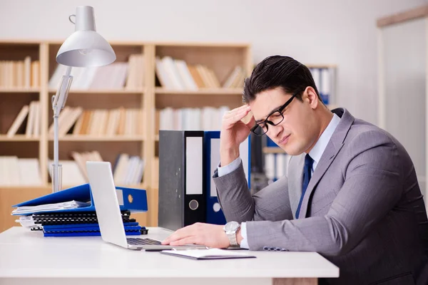 Empresário cansado trabalhando no escritório — Fotografia de Stock