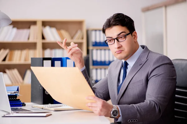 Empresário recebendo envelope carta no escritório — Fotografia de Stock