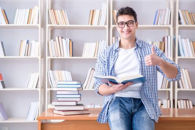 Kitapları olan genç bir öğrenci sınavlara hazırlanıyor.
