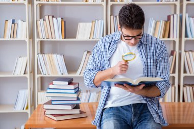 Kitapları olan genç bir öğrenci sınavlara hazırlanıyor.