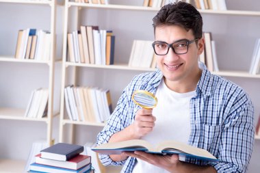 Kitapları olan genç bir öğrenci sınavlara hazırlanıyor.