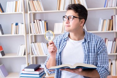 Kitapları olan genç bir öğrenci sınavlara hazırlanıyor.