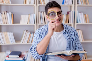 Kitapları olan genç bir öğrenci sınavlara hazırlanıyor.