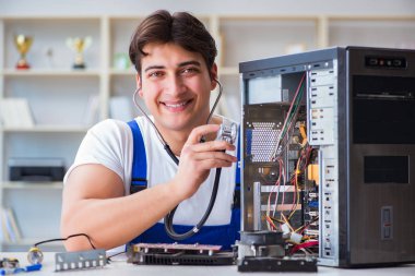 Masaüstü bilgisayarını tamir eden bilgisayar tamircisi