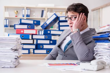 İşadamı evrak işleriyle meşgul.