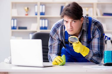 Büyüteçle toz arıyoruz.