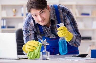 Ofiste çalışan erkek temizlikçi.