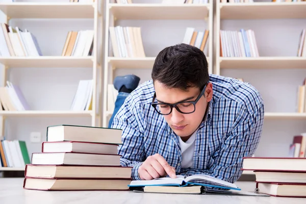 Fiatal diák tanul könyvekkel — Stock Fotó
