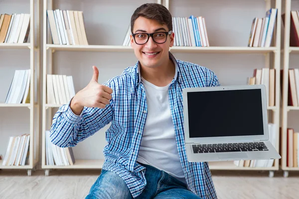 Estudiante joven estudiando con libros —  Fotos de Stock