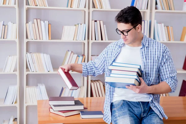 Jonge student met boeken die zich voorbereiden op examens — Stockfoto