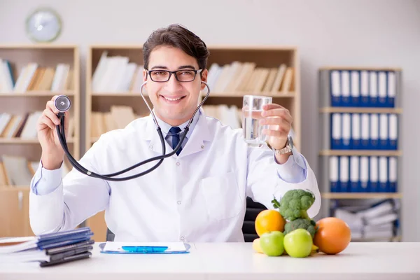 Scienziato che studia nutrizione in vari alimenti — Foto Stock