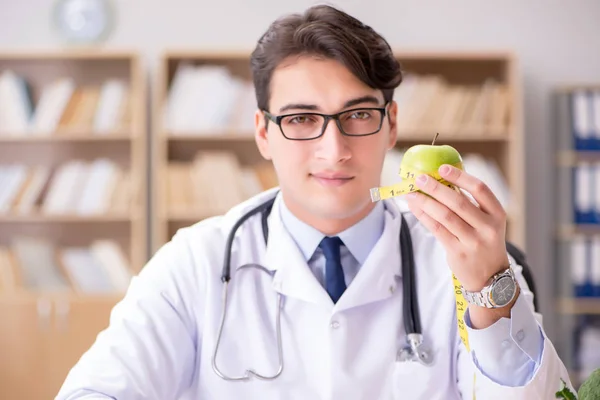 Científico estudiando nutrición en varios alimentos —  Fotos de Stock