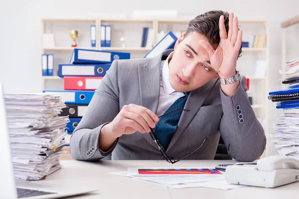 Geschäftsmann mit viel Papierkram beschäftigt — Stockfoto