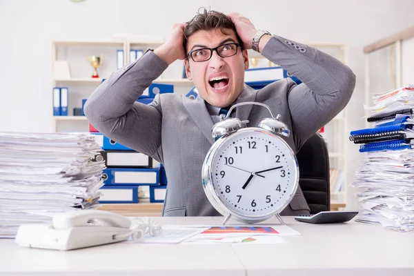 Empresário faltam prazos devido ao excesso de trabalho — Fotografia de Stock