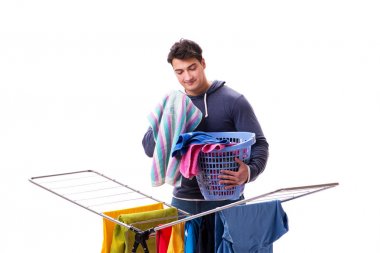 Çamaşır yıkayan koca beyaz tenli.