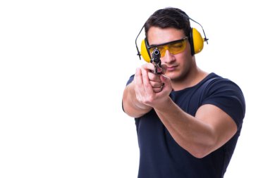Beyazlara izole edilmiş bir şekilde silahtan spor atışı yapan adam.