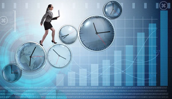 Empresária no conceito de gestão do tempo — Fotografia de Stock