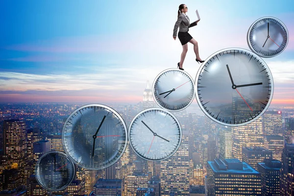 Mujer de negocios en concepto de gestión del tiempo —  Fotos de Stock