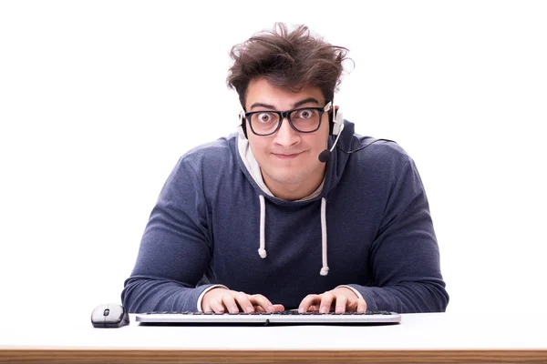 Grappige nerd man werkt op computer geïsoleerd op wit — Stockfoto