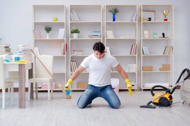 Adam evi temizliyor.