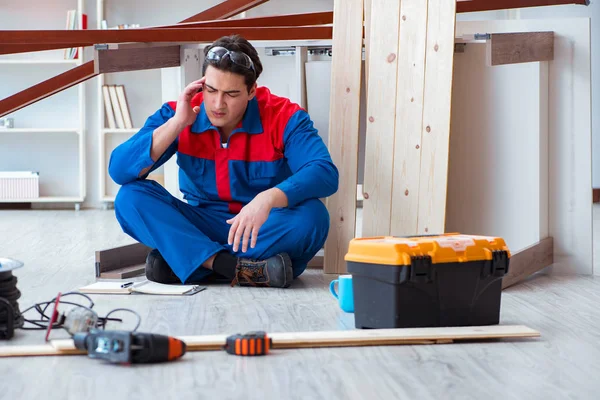 Genç marangoz kendini kötü hissetmekten yoruldu.