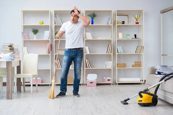 Adam evi temizliyor.