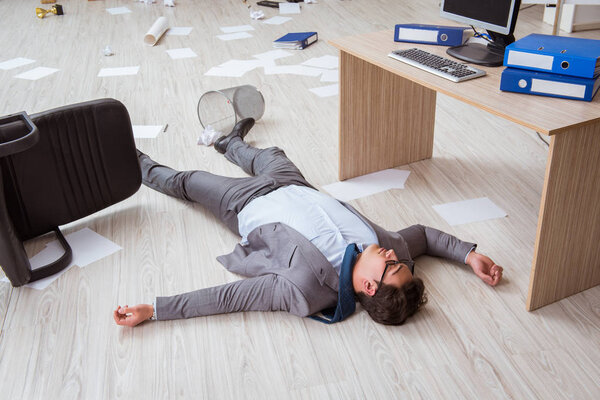 Бизнесмен умер на полу в офисе
