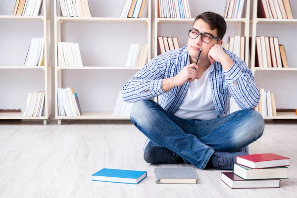 Jovem estudante estudando com livros — Fotografia de Stock