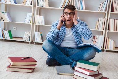 Genç öğrenci kitaplarla çalışıyor.