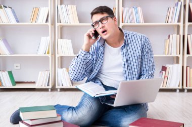 Genç öğrenci kitaplarla çalışıyor.