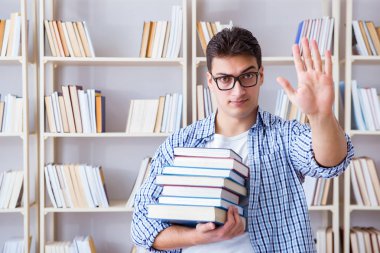 Kitapları olan genç bir öğrenci sınavlara hazırlanıyor.