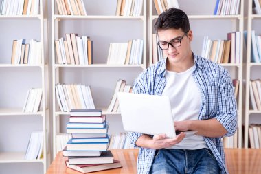 Kitapları olan genç bir öğrenci sınavlara hazırlanıyor.