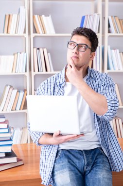 Kitapları olan genç bir öğrenci sınavlara hazırlanıyor.