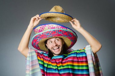 Adam izole bir canlı Meksika panço gri arka planda